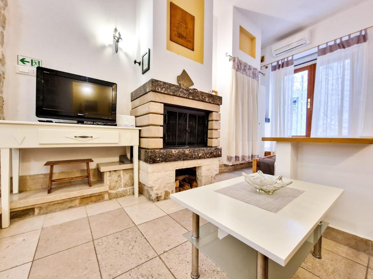 Jackie'S Little Stone House Apartment Split Bagian luar foto